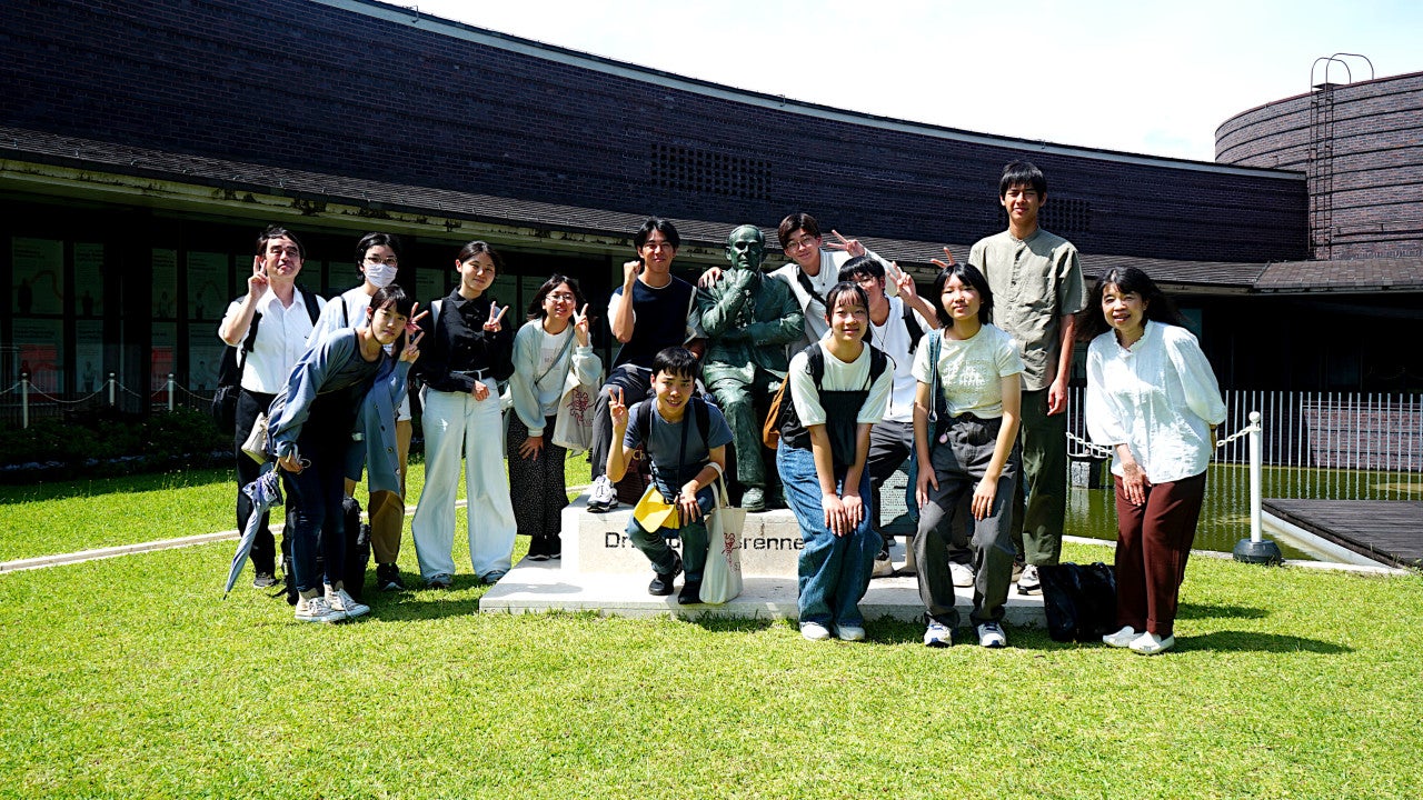 group photo of Odawara highs school