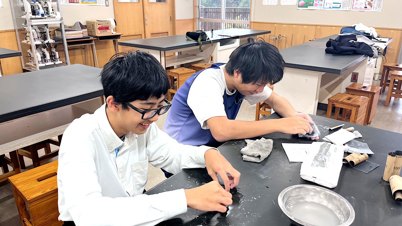 students polishing the ores