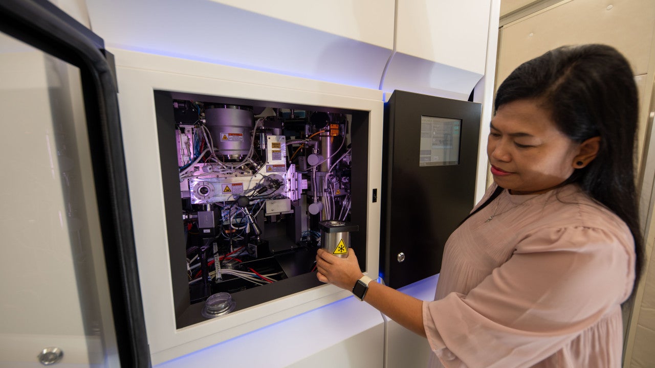 Talos Artica sample loading with specialist