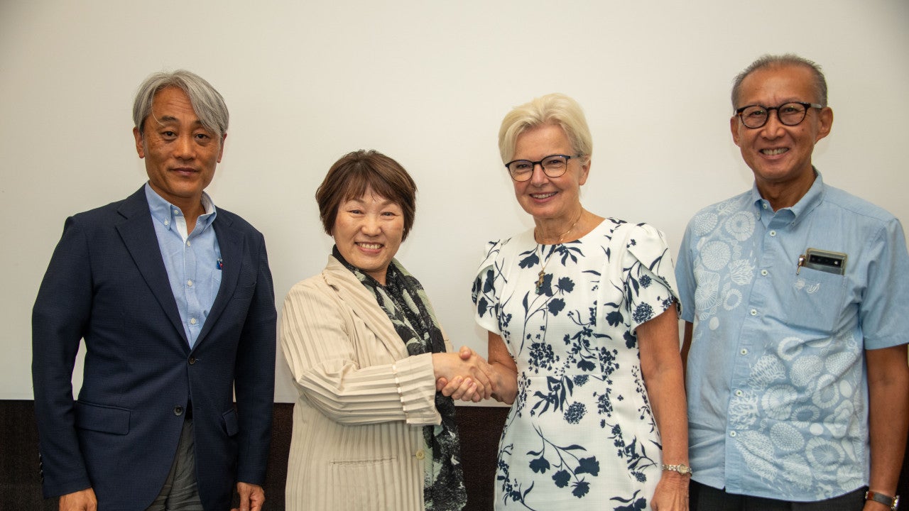 Minister Abe visited OIST