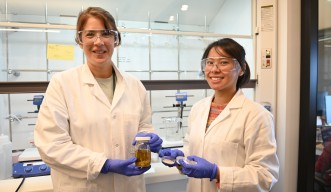 Professor Christine Luscombe and Dr. Samantha Phan are carrying out research at OIST on microplastic pollution. They aim to detect the amount and type of microplastics within marine organisms.