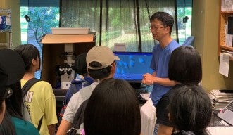 OIST研究室を訪問する児童