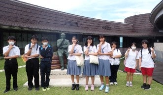 名護市立名護中学校生徒の集合写真