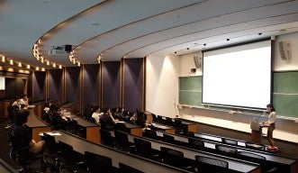 レクチャーをしているOIST博士課程学生