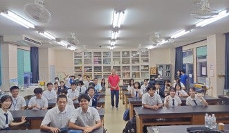 宮古高校の生徒と来間博士の集合写真