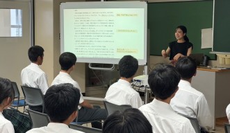 レクチャーをしているOIST博士課程学生