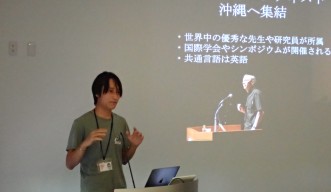 レクチャーをしているOIST博士課程学生