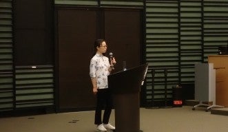 本郷やよいさんが講演をされている様子
