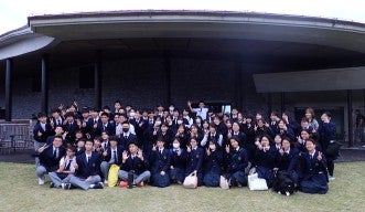 沖縄尚学高等学校生徒の集合写真
