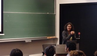 レクチャーをしているOIST博士課程学生