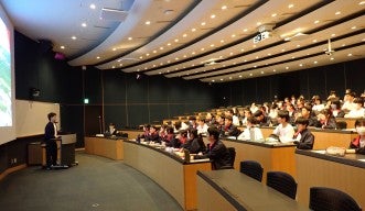 沖縄県立開邦中学校の生徒がOIST学生、多良　勇輝さんからキャリアトークを受けました。