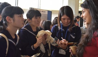 Pravini Wickramanayake from APU (right), speaks with Nago High School students at the ‘Future Watch’ poster session
