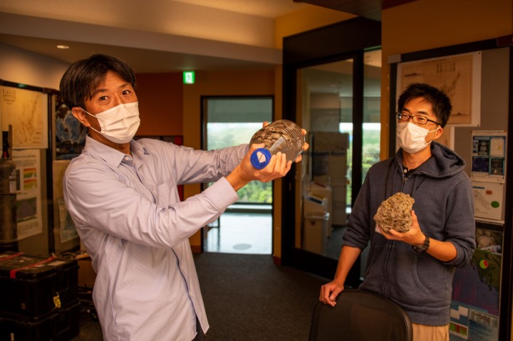 Researcher Satoshi Mitarai (left) with Research Unit Technician Akinori Murata