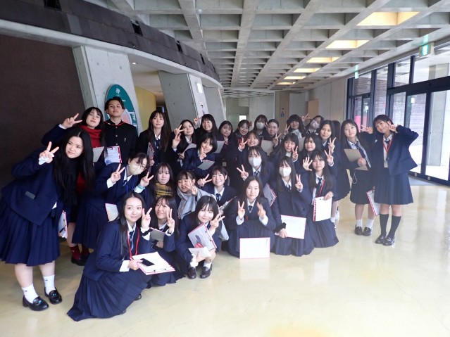 Group photo of Naha Commercial High School Students