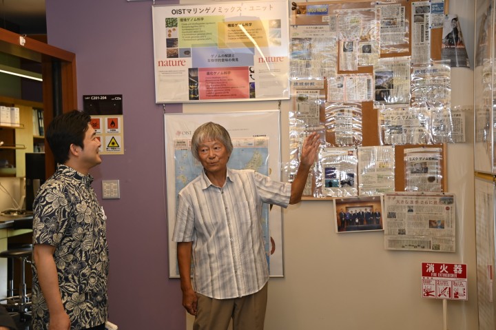 Prof. Satoh explains his research to Mr. Yasue