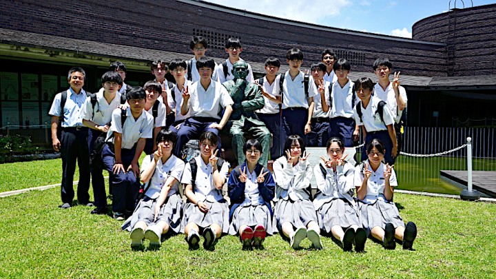 group photo of saga chienkan