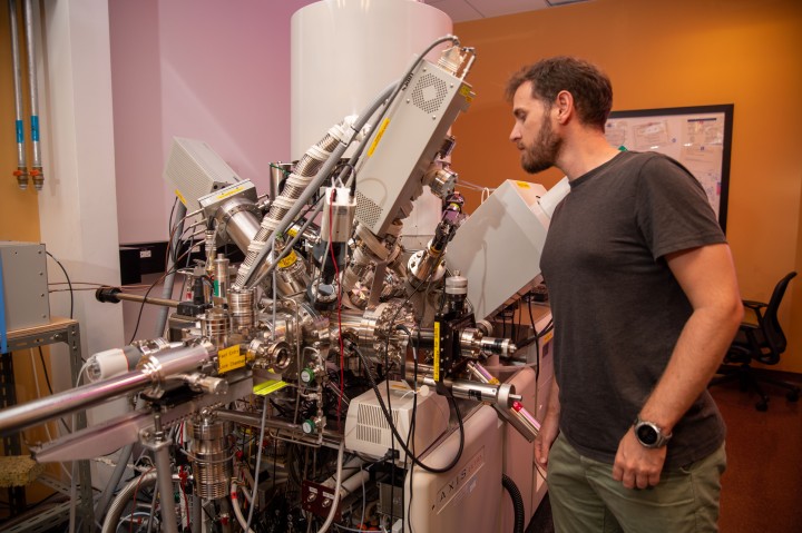 X-ray photoelectron spectroscopy system at Engineering OIST