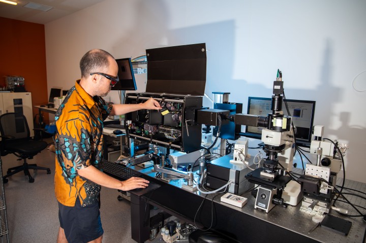 aligning a laser within a Tokyo Instruments Raman confocal microscope system