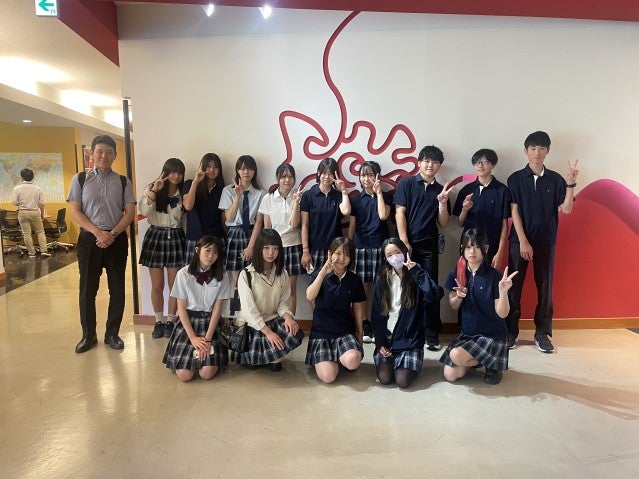 15 students from Salesian International School visited OIST and received a lecture.