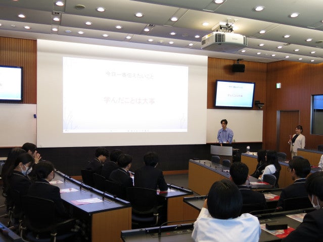 沖縄県立宜野湾高等学校の生徒がOISTを訪問