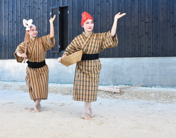 沖縄の伝統舞踊「谷茶前（たんちゃめー）」を踊る OISTスタッフ | 沖縄科学技術大学院大学（OIST）